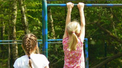 En flicka leker på en lekplats.