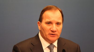 Stefan Löfven pratar. Han har kort tunt hår, kavaj och slips.