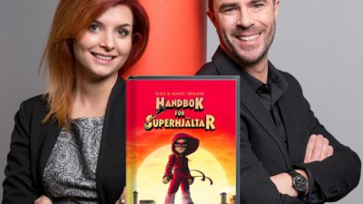 Agnes står till vänster och Elias till höger. De lutar sig mot en röd pelare. De har svarta kläder på sig. I mitten är framsidan på boken inklippt. Den är0 röd med en flicka i röda kläder och mask.