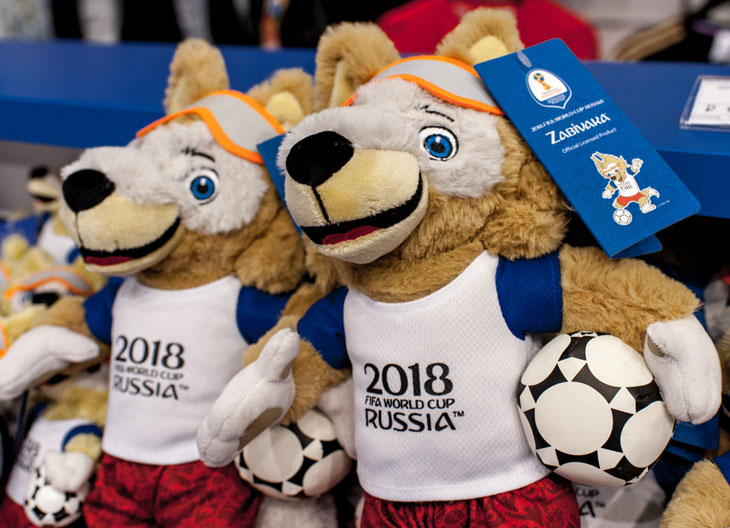 Fifas varg maskot i en fotbollströja med en fotboll