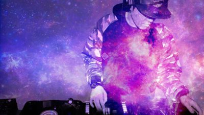 En DJ som spelar hiphop-musik.