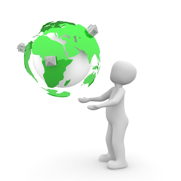 En tecknad gubbe står och håler jorden i sina händer.