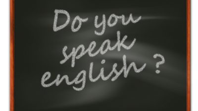 Bild på en griffeltavla med texten "do you speak english?"