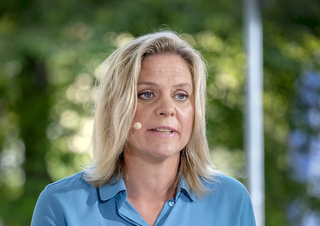 Magdalena Andersson i en blå tröja
