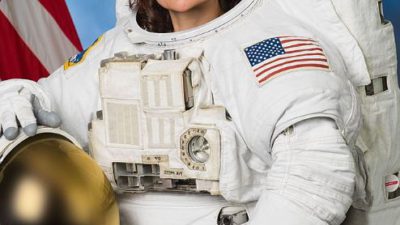 Jessica Meir i en astronautdräkt