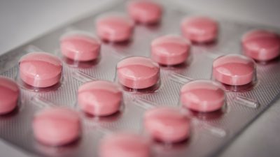 En karta med rosa tabletter