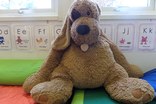 Foto på en stor gosehund som finns på förskolan i Karlskrona.