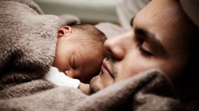 En pappa med sin bebis