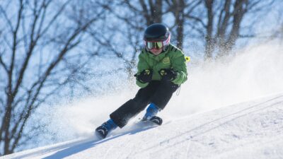 En pojke åker skidor
