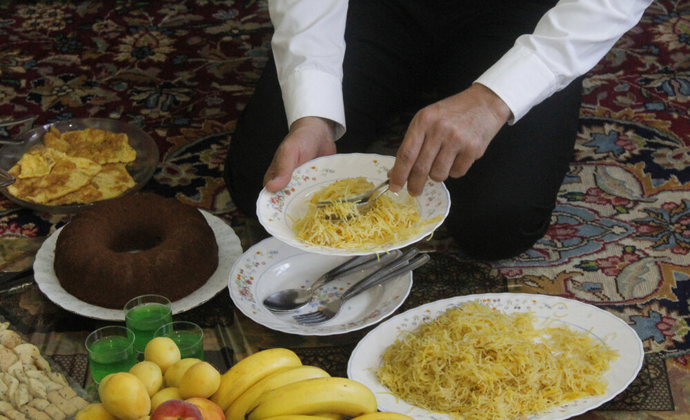 Någon tar upp mat från en tallrik.